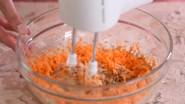 女人在桌上用面糊搅拌胡萝卜派 — 图库视频影像