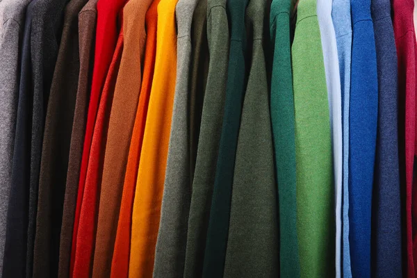 Warme Pullover Herbst Winterkleidung Metallgestell Mit Verschiedenen Pullovern Auf Kleiderbügeln Stockfoto