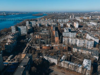 Sol yakanın üst manzarası. Solnechny bölgesi, Dnipro, Ukrayna. İkametgah evleri, uyku alanları. Panoramik manzara. Savaştan önce Ukrayna şehri