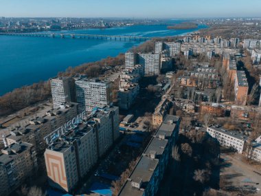 Sol yakanın üst manzarası. Solnechny bölgesi, Dnipro, Ukrayna. İkametgah evleri, uyku alanları. Panoramik manzara. Savaştan önce Ukrayna şehri