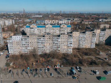 Sol yakanın üst manzarası. Solnechny bölgesi, Dnipro, Ukrayna. İkametgah evleri, uyku alanları. Panoramik manzara. Savaştan önce Ukrayna şehri