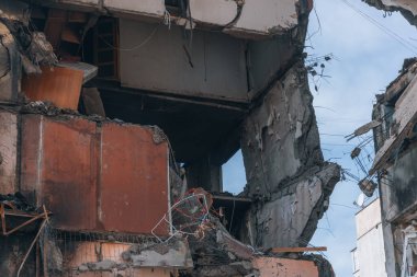 Ukrayna 'nın Zaporozhye kentindeki yüksek katlı bir binada grev. Rus füze saldırısının ardından bir bina havaya uçtu. Patlamanın sonuçları bunlar. Savaş sırasında şehirdeki evler..