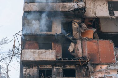 Ukrayna 'nın Zaporozhye kentindeki yüksek katlı bir binada grev. Rus füze saldırısının ardından bir bina havaya uçtu. Patlamanın sonuçları bunlar. Savaş sırasında şehirdeki evler..