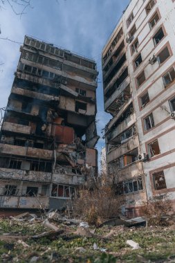 Ukrayna 'nın Zaporozhye kentindeki yüksek katlı bir binada grev. Rus füze saldırısının ardından bir bina havaya uçtu. Patlamanın sonuçları bunlar. Savaş sırasında şehirdeki evler..