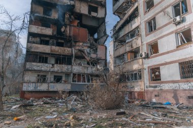 Ukrayna 'nın Zaporozhye kentindeki yüksek katlı bir binada grev. Rus füze saldırısının ardından bir bina havaya uçtu. Patlamanın sonuçları bunlar. Savaş sırasında şehirdeki evler..