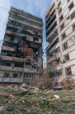 Ukrayna 'nın Zaporozhye kentindeki yüksek katlı bir binada grev. Rus füze saldırısının ardından bir bina havaya uçtu. Patlamanın sonuçları bunlar. Savaş sırasında şehirdeki evler..