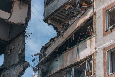 Ukrayna 'nın Zaporozhye kentindeki yüksek katlı bir binada grev. Rus füze saldırısının ardından bir bina havaya uçtu. Patlamanın sonuçları bunlar. Savaş sırasında şehirdeki evler..