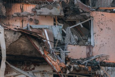 Ukrayna 'nın Zaporozhye kentindeki yüksek katlı bir binada grev. Rus füze saldırısının ardından bir bina havaya uçtu. Patlamanın sonuçları bunlar. Savaş sırasında şehirdeki evler..