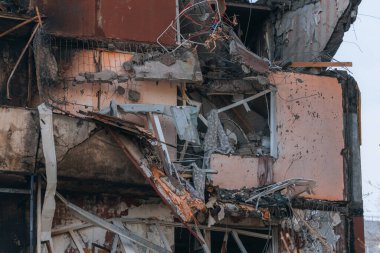 Ukrayna 'nın Zaporozhye kentindeki yüksek katlı bir binada grev. Rus füze saldırısının ardından bir bina havaya uçtu. Patlamanın sonuçları bunlar. Savaş sırasında şehirdeki evler..