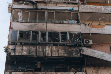 Ukrayna 'nın Zaporozhye kentindeki yüksek katlı bir binada grev. Rus füze saldırısının ardından bir bina havaya uçtu. Patlamanın sonuçları bunlar. Savaş sırasında şehirdeki evler..