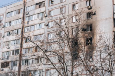 Ukrayna 'nın Zaporozhye kentindeki yüksek katlı bir binada grev. Rus füze saldırısının ardından bir bina havaya uçtu. Patlamanın sonuçları bunlar. Savaş sırasında şehirdeki evler..