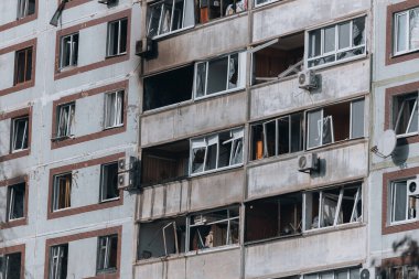 Ukrayna 'nın Zaporozhye kentindeki yüksek katlı bir binada grev. Rus füze saldırısının ardından bir bina havaya uçtu. Patlamanın sonuçları bunlar. Savaş sırasında şehirdeki evler..