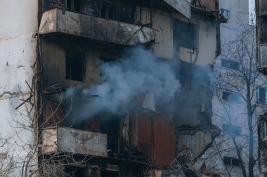 Ukrayna 'nın Zaporozhye kentindeki yüksek katlı bir binada grev. Rus füze saldırısının ardından bir bina havaya uçtu. Patlamanın sonuçları bunlar. Savaş sırasında şehirdeki evler..