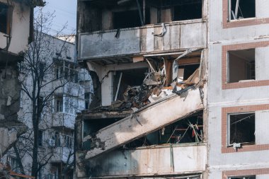 Ukrayna 'nın Zaporozhye kentindeki yüksek katlı bir binada grev. Rus füze saldırısının ardından bir bina havaya uçtu. Patlamanın sonuçları bunlar. Savaş sırasında şehirdeki evler..