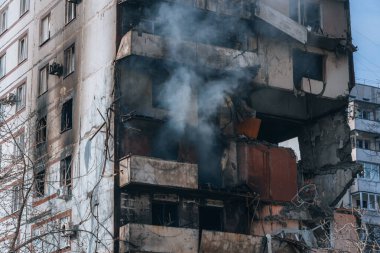 Ukrayna 'nın Zaporozhye kentindeki yüksek katlı bir binada grev. Rus füze saldırısının ardından bir bina havaya uçtu. Patlamanın sonuçları bunlar. Savaş sırasında şehirdeki evler..