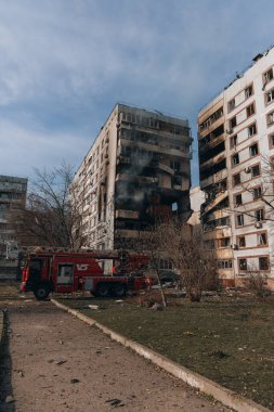Ukrayna 'nın Zaporozhye kentindeki yüksek katlı bir binada grev. Rus füze saldırısının ardından bir bina havaya uçtu. Patlamanın sonuçları bunlar. Savaş sırasında şehirdeki evler..