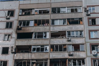 Ukrayna 'nın Zaporozhye kentindeki yüksek katlı bir binada grev. Rus füze saldırısının ardından bir bina havaya uçtu. Patlamanın sonuçları bunlar. Savaş sırasında şehirdeki evler..