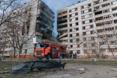 Ukrayna 'nın Zaporozhye kentindeki yüksek katlı bir binada grev. Rus füze saldırısının ardından bir bina havaya uçtu. Patlamanın sonuçları bunlar. Savaş sırasında şehirdeki evler..