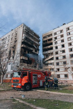 Ukrayna 'nın Zaporozhye kentindeki yüksek katlı bir binada grev. Rus füze saldırısının ardından bir bina havaya uçtu. Patlamanın sonuçları bunlar. Savaş sırasında şehirdeki evler..
