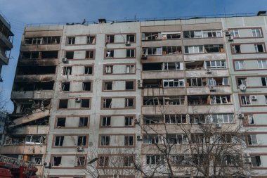 Ukrayna 'nın Zaporozhye kentindeki yüksek katlı bir binada grev. Rus füze saldırısının ardından bir bina havaya uçtu. Patlamanın sonuçları bunlar. Savaş sırasında şehirdeki evler..