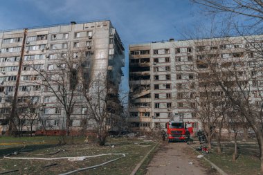 Ukrayna 'nın Zaporozhye kentindeki yüksek katlı bir binada grev. Rus füze saldırısının ardından bir bina havaya uçtu. Patlamanın sonuçları bunlar. Savaş sırasında şehirdeki evler..