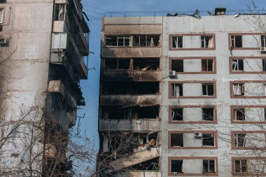 Ukrayna 'nın Zaporozhye kentindeki yüksek katlı bir binada grev. Rus füze saldırısının ardından bir bina havaya uçtu. Patlamanın sonuçları bunlar. Savaş sırasında şehirdeki evler..