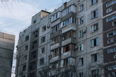 Ukrayna 'nın Zaporozhye kentindeki yüksek katlı bir binada grev. Rus füze saldırısının ardından bir bina havaya uçtu. Patlamanın sonuçları bunlar. Savaş sırasında şehirdeki evler..