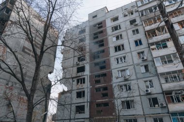 Ukrayna 'nın Zaporozhye kentindeki yüksek katlı bir binada grev. Rus füze saldırısının ardından bir bina havaya uçtu. Patlamanın sonuçları bunlar. Savaş sırasında şehirdeki evler..