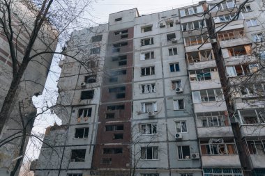 Ukrayna 'nın Zaporozhye kentindeki yüksek katlı bir binada grev. Rus füze saldırısının ardından bir bina havaya uçtu. Patlamanın sonuçları bunlar. Savaş sırasında şehirdeki evler..