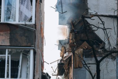 Ukrayna 'nın Zaporozhye kentindeki yüksek katlı bir binada grev. Rus füze saldırısının ardından bir bina havaya uçtu. Patlamanın sonuçları bunlar. Savaş sırasında şehirdeki evler..