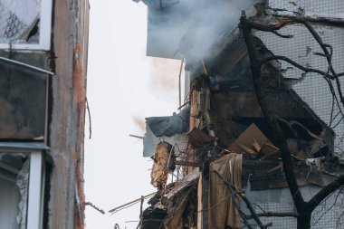 Ukrayna 'nın Zaporozhye kentindeki yüksek katlı bir binada grev. Rus füze saldırısının ardından bir bina havaya uçtu. Patlamanın sonuçları bunlar. Savaş sırasında şehirdeki evler..