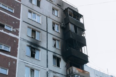 Ukrayna 'nın Zaporozhye kentindeki yüksek katlı bir binada grev. Rus füze saldırısının ardından bir bina havaya uçtu. Patlamanın sonuçları bunlar. Savaş sırasında şehirdeki evler..