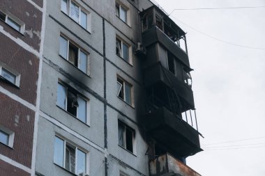 Ukrayna 'nın Zaporozhye kentindeki yüksek katlı bir binada grev. Rus füze saldırısının ardından bir bina havaya uçtu. Patlamanın sonuçları bunlar. Savaş sırasında şehirdeki evler..