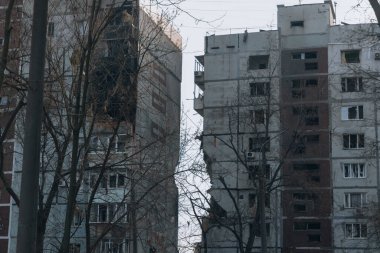 Ukrayna 'nın Zaporozhye kentindeki yüksek katlı bir binada grev. Rus füze saldırısının ardından bir bina havaya uçtu. Patlamanın sonuçları bunlar. Savaş sırasında şehirdeki evler..