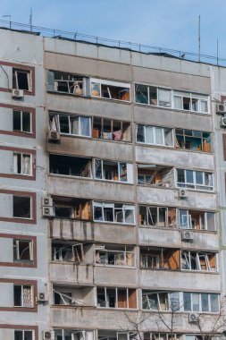 Ukrayna 'nın Zaporozhye kentindeki yüksek katlı bir binada grev. Rus füze saldırısının ardından bir bina havaya uçtu. Patlamanın sonuçları bunlar. Savaş sırasında şehirdeki evler..
