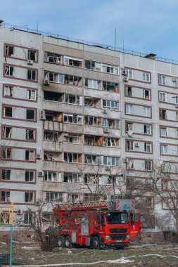 Ukrayna 'nın Zaporozhye kentindeki yüksek katlı bir binada grev. Rus füze saldırısının ardından bir bina havaya uçtu. Patlamanın sonuçları bunlar. Savaş sırasında şehirdeki evler..