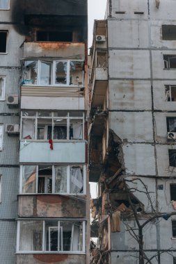 Ukrayna 'nın Zaporozhye kentindeki yüksek katlı bir binada grev. Rus füze saldırısının ardından bir bina havaya uçtu. Patlamanın sonuçları bunlar. Savaş sırasında şehirdeki evler..