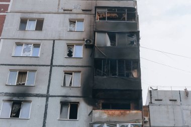 Ukrayna 'nın Zaporozhye kentindeki yüksek katlı bir binada grev. Rus füze saldırısının ardından bir bina havaya uçtu. Patlamanın sonuçları bunlar. Savaş sırasında şehirdeki evler..