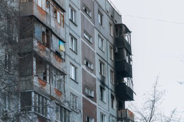 Ukrayna 'nın Zaporozhye kentindeki yüksek katlı bir binada grev. Rus füze saldırısının ardından bir bina havaya uçtu. Patlamanın sonuçları bunlar. Savaş sırasında şehirdeki evler..