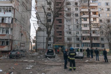 Ukrayna 'nın Zaporozhye kentindeki yüksek katlı bir binada grev. Rus füze saldırısının ardından bir bina havaya uçtu. Patlamanın sonuçları bunlar. Savaş sırasında şehirdeki evler..