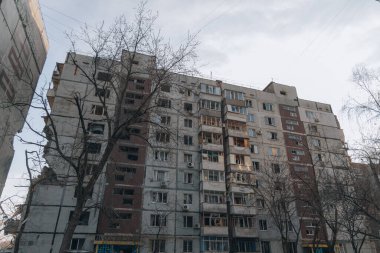 Ukrayna 'nın Zaporozhye kentindeki yüksek katlı bir binada grev. Rus füze saldırısının ardından bir bina havaya uçtu. Patlamanın sonuçları bunlar. Savaş sırasında şehirdeki evler..