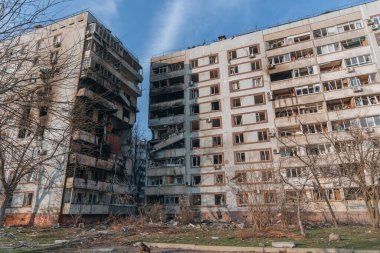 Ukrayna 'nın Zaporozhye kentindeki yüksek katlı bir binada grev. Rus füze saldırısının ardından bir bina havaya uçtu. Patlamanın sonuçları bunlar. Savaş sırasında şehirdeki evler..