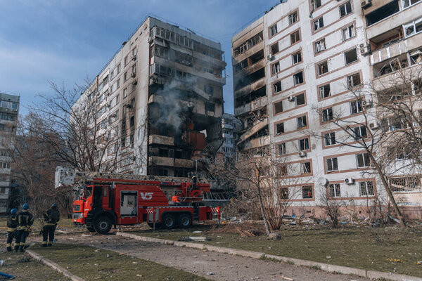 Забастовка на высотном здании в городе Запорожье, Украина. Жилое здание, разрушенное взрывом российской ракеты. Последствия взрыва. Да. Дома в городе во время войны.