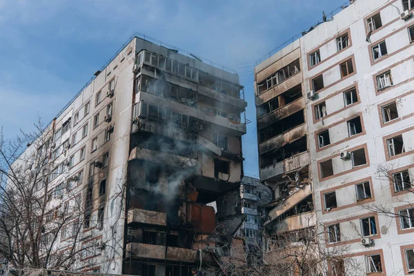 ウクライナのザポロジー市内の高層ビルへのストライキ ロシアのミサイル攻撃の後に爆発で破壊された住宅ビル 爆発の結果だ 戦争中の都市の家 — ストック写真