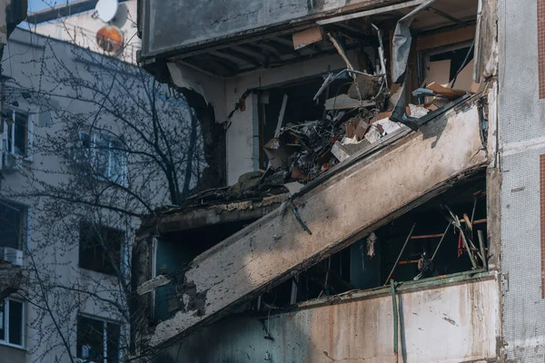 การโจมต บนอาคารส งในเม Zaporozhye เครน อาคารท อาศ าลายโดยการระเบ ดหล งจากการโจมต — ภาพถ่ายสต็อก
