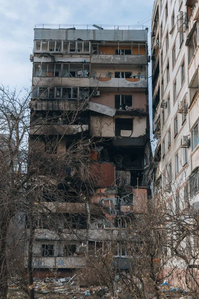 Ukrayna 'nın Zaporozhye kentindeki yüksek katlı bir binada grev. Rus füze saldırısının ardından bir bina havaya uçtu. Patlamanın sonuçları bunlar. Savaş sırasında şehirdeki evler..