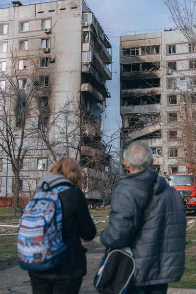 Ukrayna 'nın Zaporozhye kentindeki yüksek katlı bir binada grev. Rus füze saldırısının ardından bir bina havaya uçtu. Patlamanın sonuçları bunlar. Savaş sırasında şehirdeki evler..