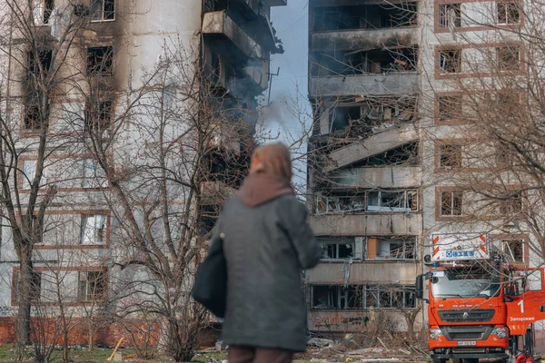 Ukrayna 'nın Zaporozhye kentindeki yüksek katlı bir binada grev. Rus füze saldırısının ardından bir bina havaya uçtu. Patlamanın sonuçları bunlar. Savaş sırasında şehirdeki evler..