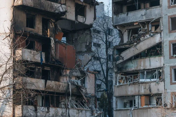 ウクライナのザポロジー市内の高層ビルへのストライキ ロシアのミサイル攻撃の後に爆発で破壊された住宅ビル 爆発の結果だ 戦争中の都市の家 — ストック写真
