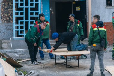 Ukrayna 'da savaş. Ukrayna halkı, Ukrayna 'nın Zaporozhye kentindeki roket saldırısında topluma yardım ediyor. Yardım edin! Zaporozhye, Ukrayna - 22 Mart 2023